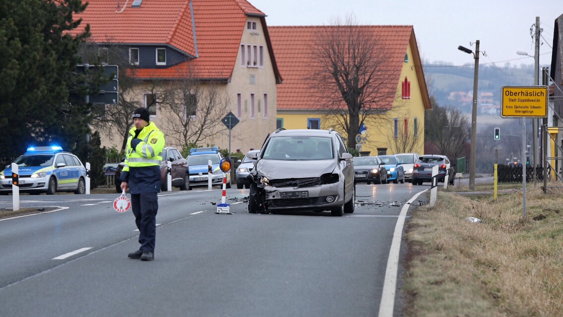 Unfall In Oberhaslich 2 Fahrzeuge Kollidieren Auf Der B170 3 Verletzte Frm Regionalfernsehen