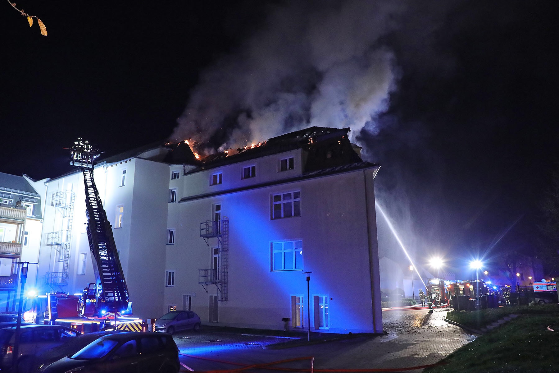 Brand: Dachstuhl Eines Mehrfamilienhaus Ging In Flammen Auf ...