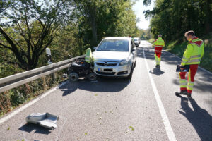 Rollstuhlfahrer schwer verletzt